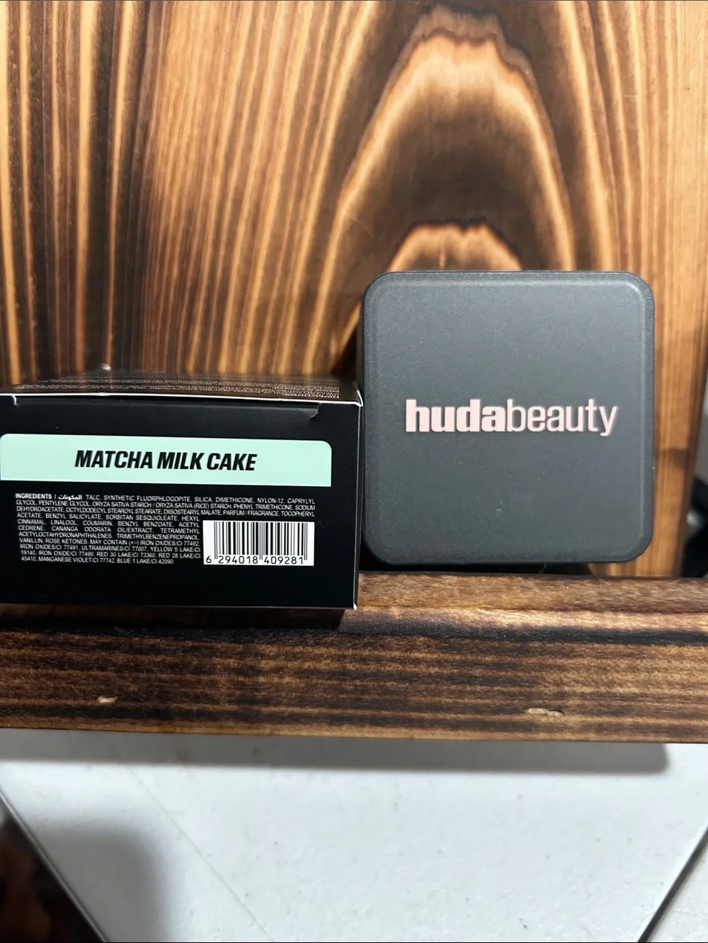 HUDA BEAUTY Easy Bake Loose Powder — Black & Green Packaging